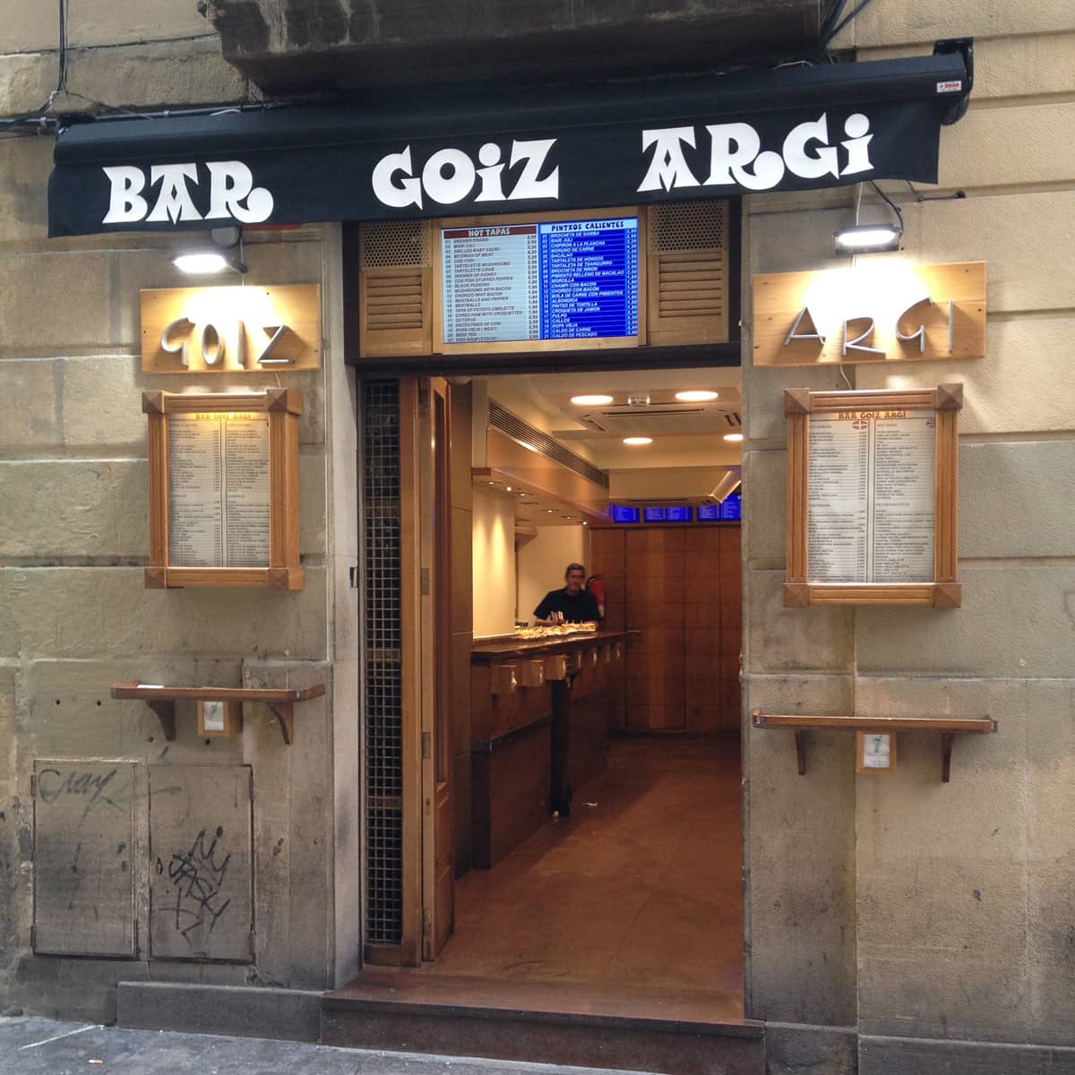 Bar Goiz-Argi: la famosa brocheta de gambas en la Parte Vieja