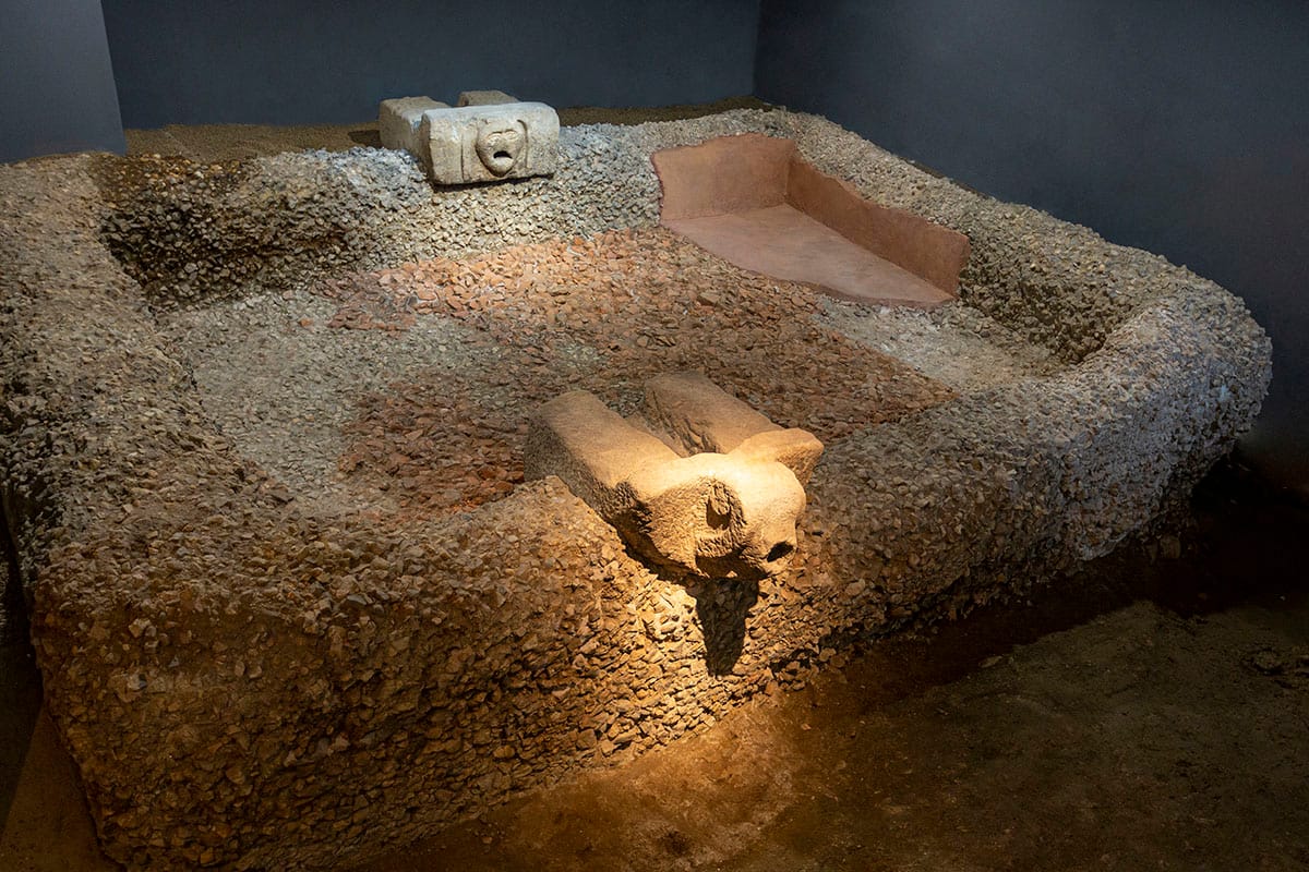 Cruces mitol贸xicas: cruces de pedra e mitos