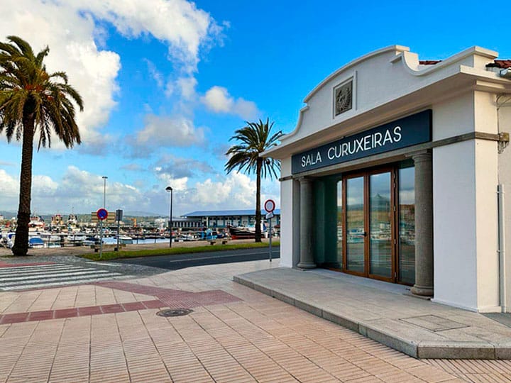 Arte textil y paseo por el renovado puerto de Curuxeiras