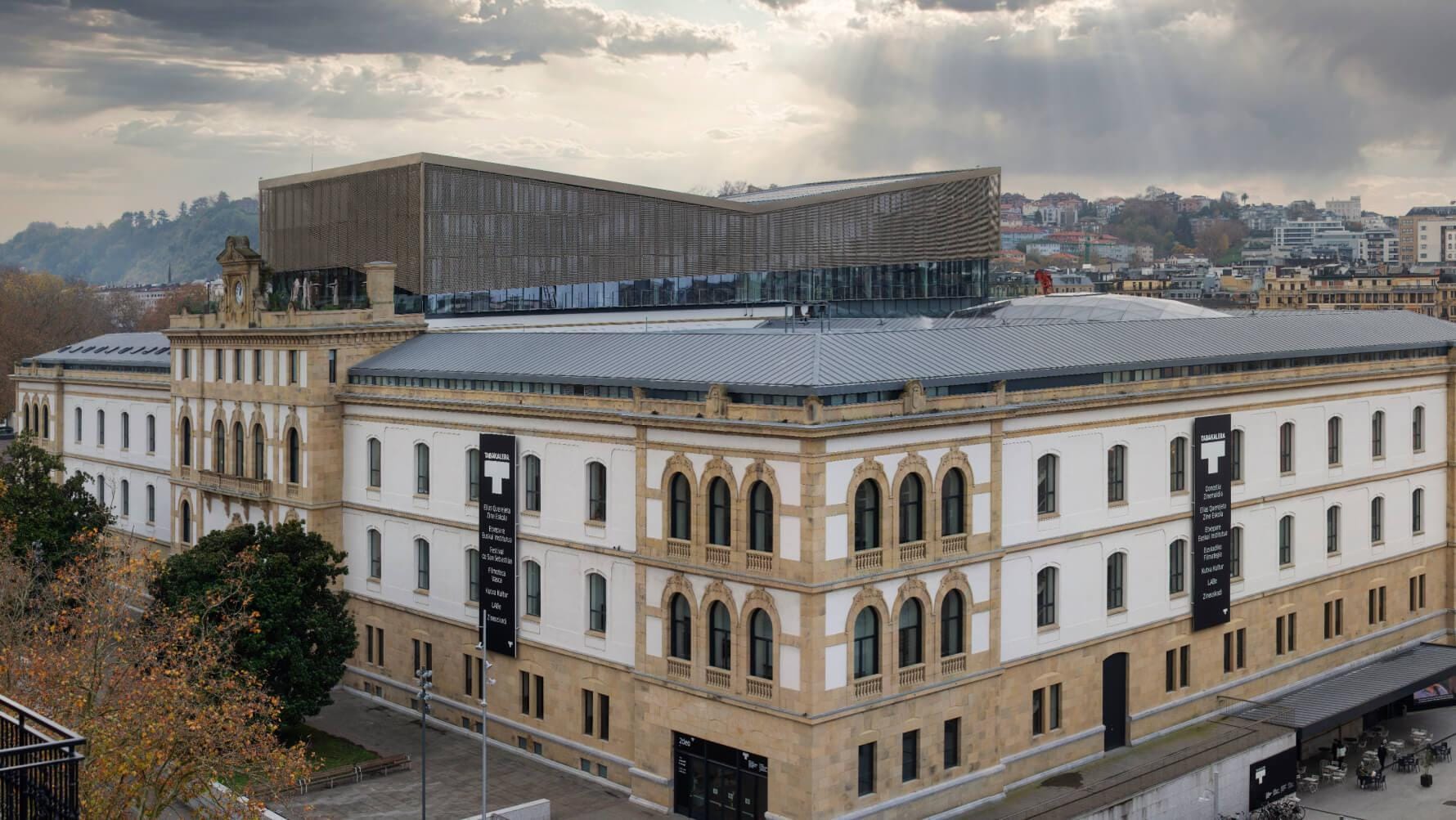 La escalera de Tabakalera croa: Brekekekex, ko-ax, ko-ax!