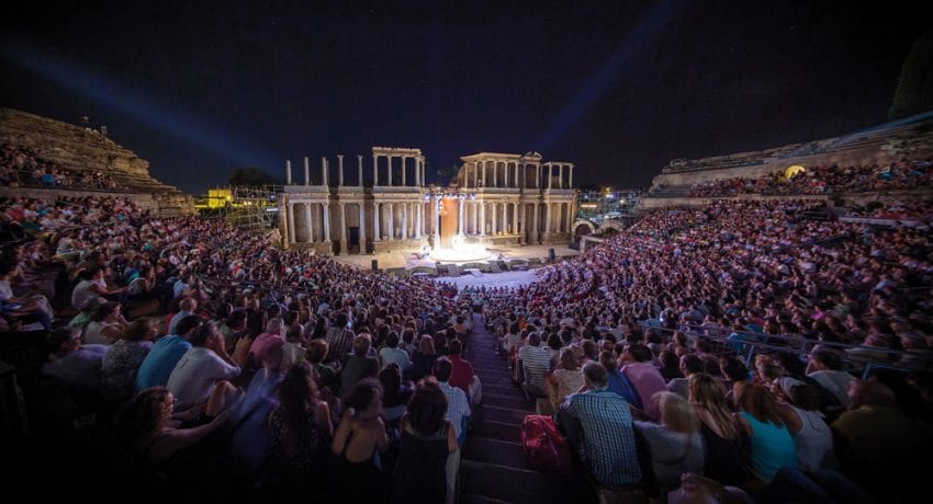 Millás y Arsuaga, más de mil personas en el Teatro Romano