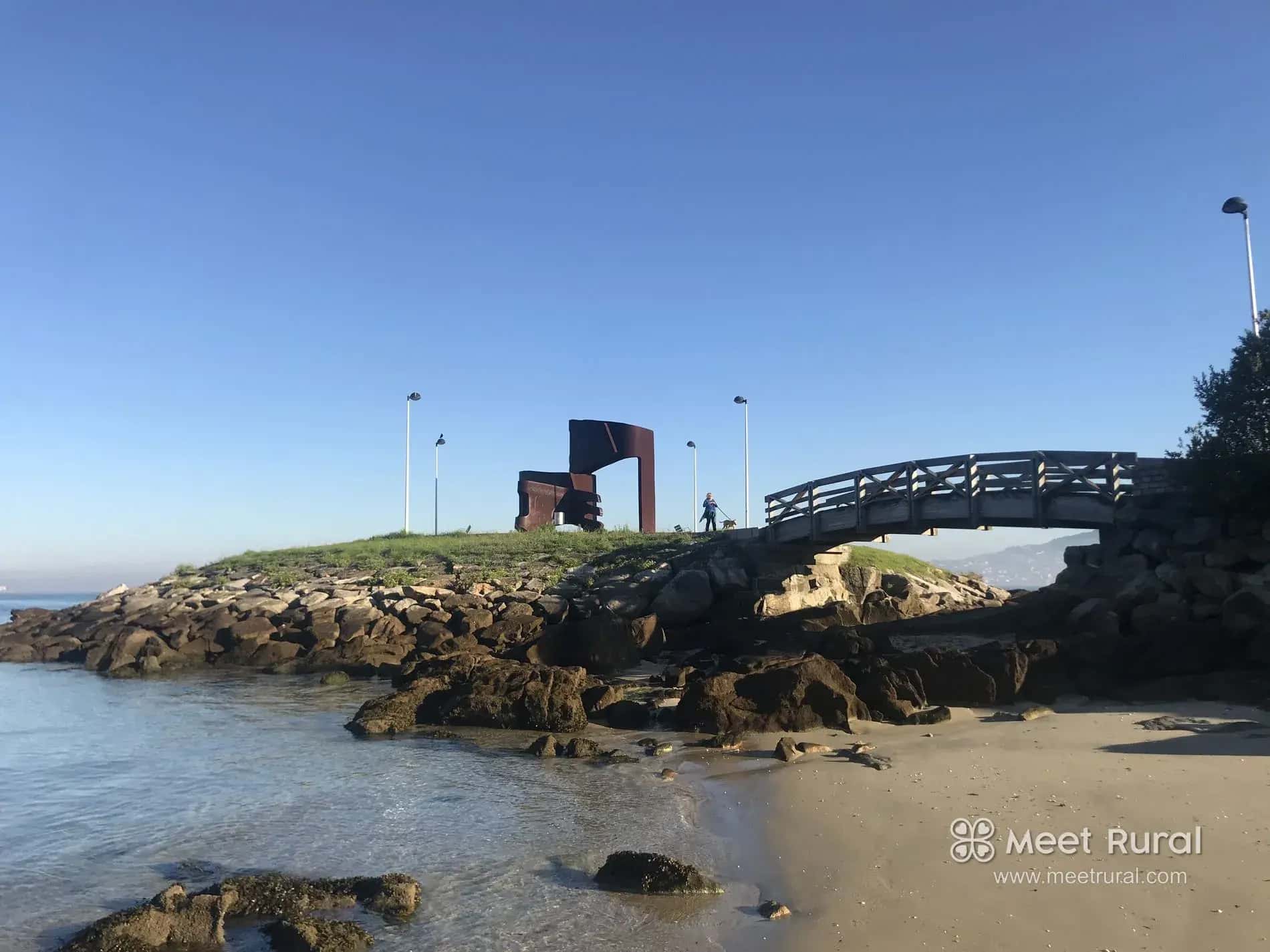 Instalación de dos nuevas obras de arte en la Illa das Esculturas