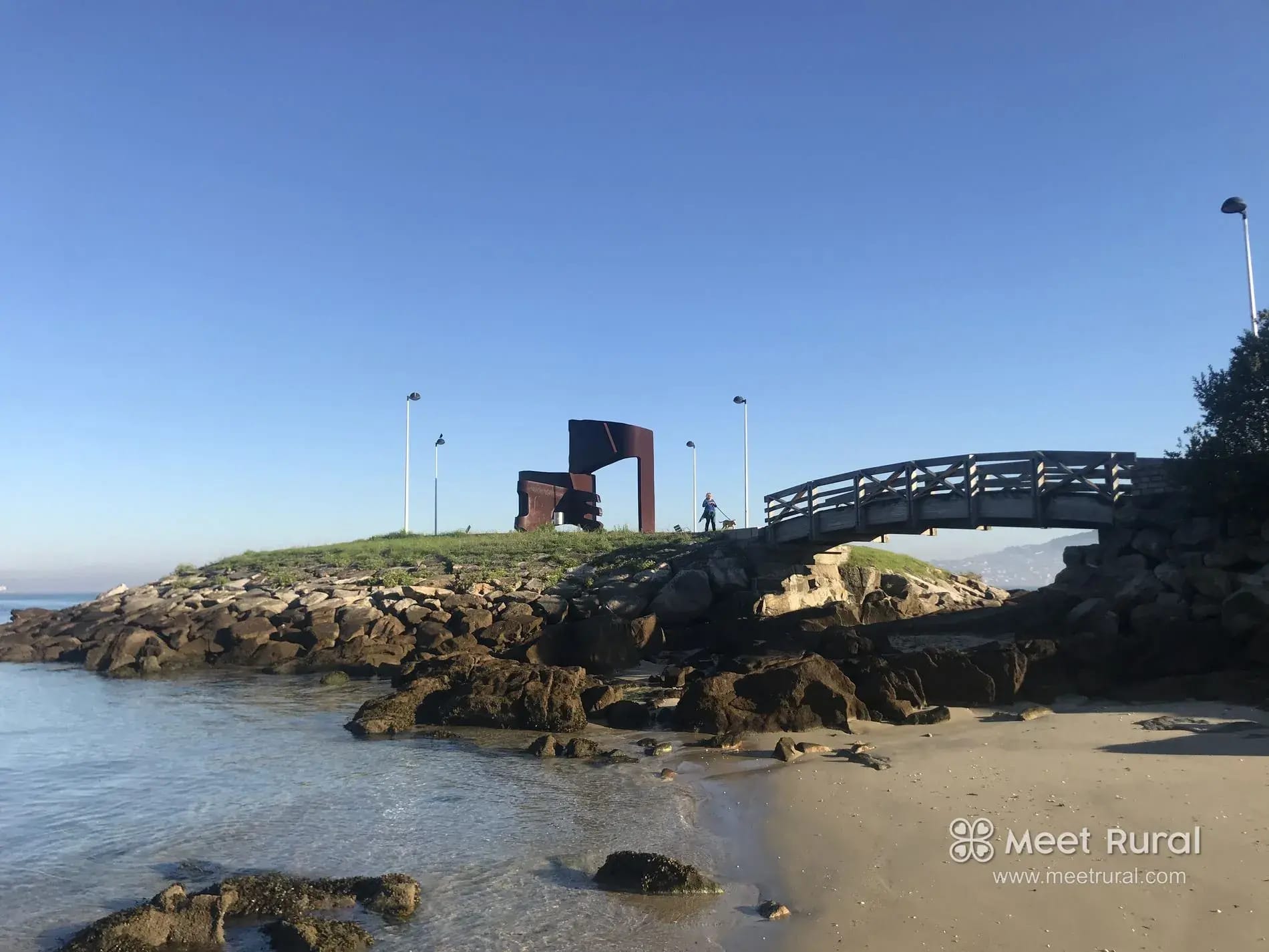 Instalaci贸n de dos nuevas obras de arte en la Illa das Esculturas