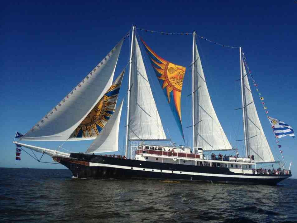 Asado y música uruguaya a bordo de un velero