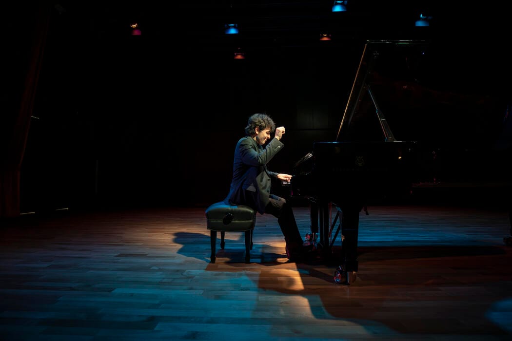 David Khirikuli ao piano