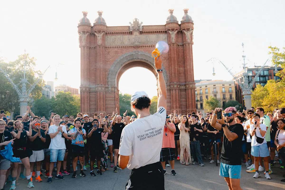 A Coruña se ata las zapatillas junto a Sergio Turull para concienciar sobre el cáncer infantil