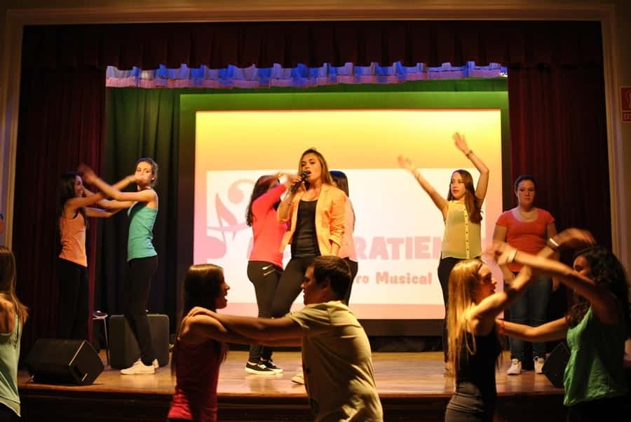 Performance by the group Acontratiempo