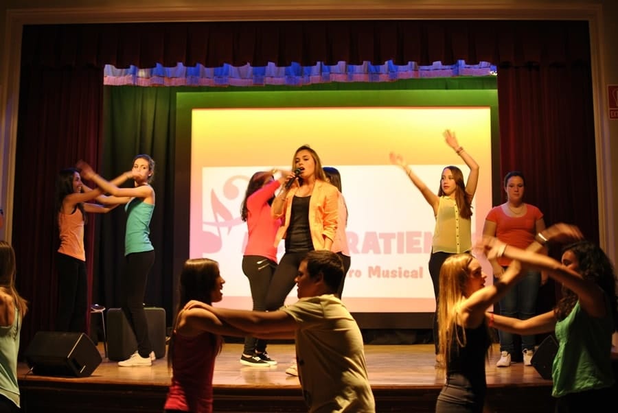 Performance by the group Acontratiempo