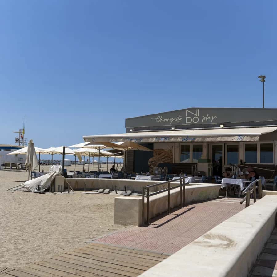 Chiringuito Nido Playa: comer con los pies en la arena