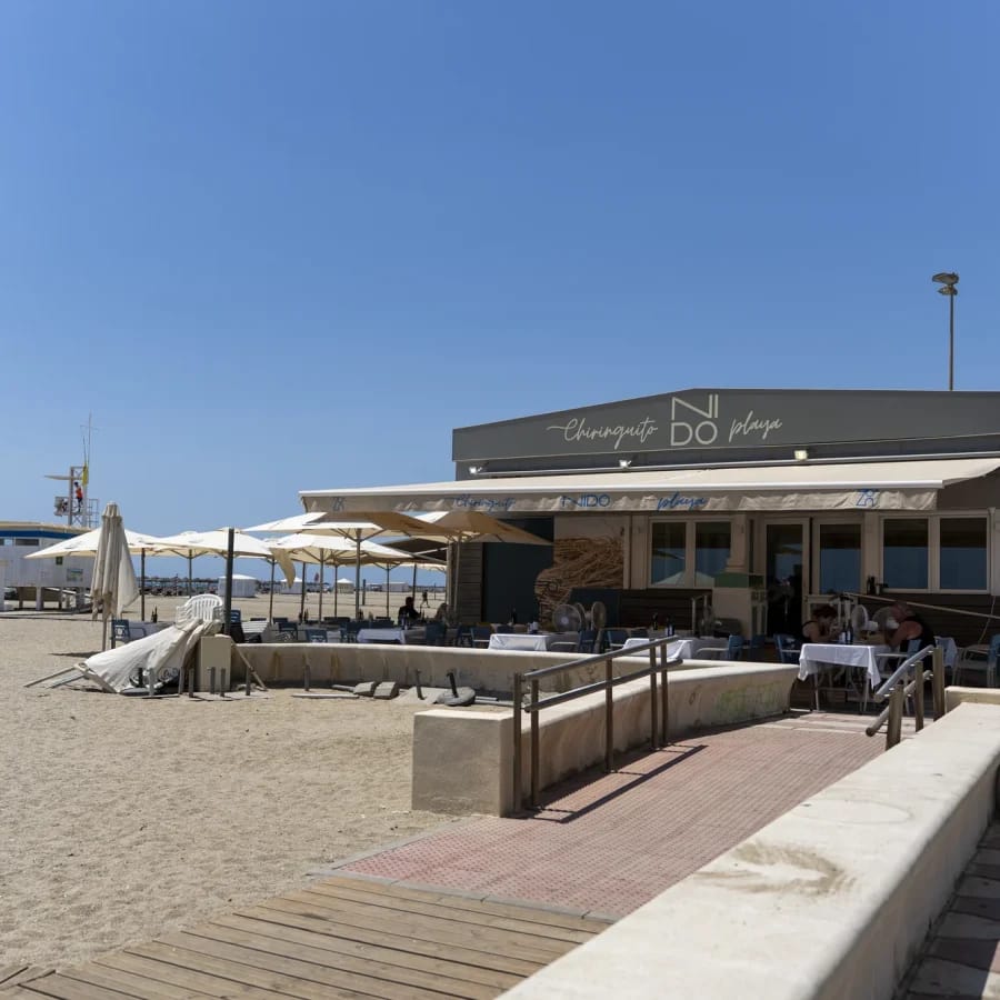Chiringuito Nido Playa: comer con los pies en la arena