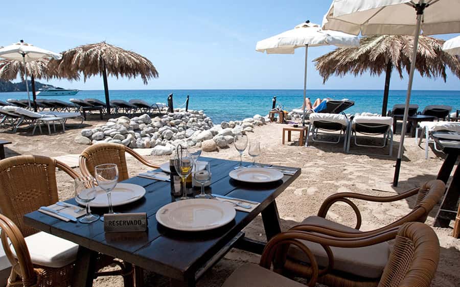 Yemanjá Beach Club: comer frente al mar en Cala Jondal