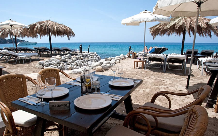 Yemanjá Beach Club: comer frente al mar en Cala Jondal