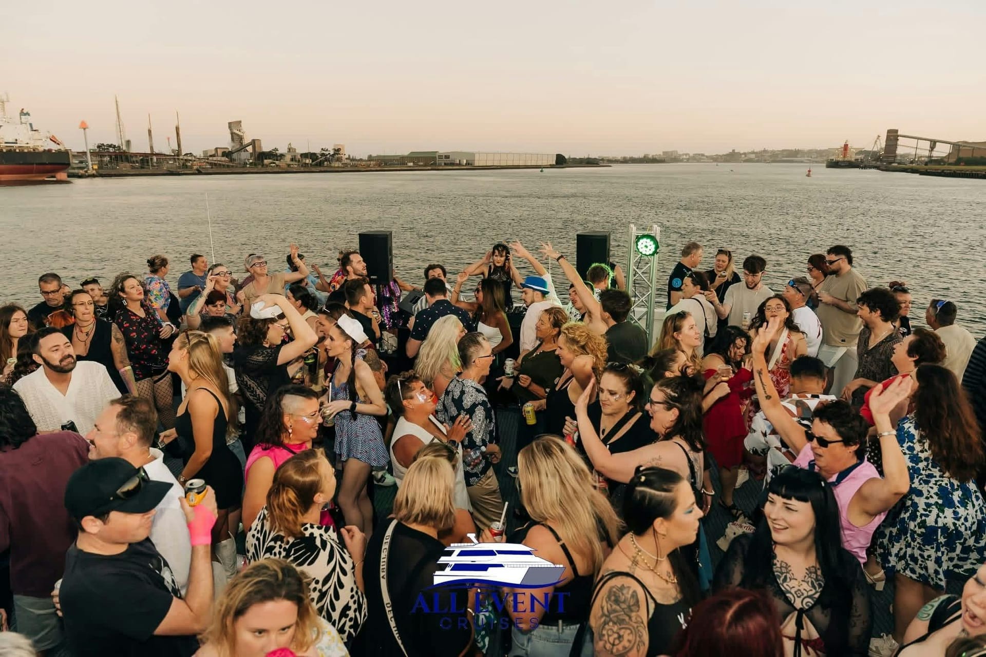 Newcastle Singles Cruise on the Harbour