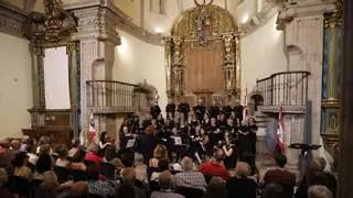 Actuación de los ochotes Cantos del Fontán y Lur Maitea