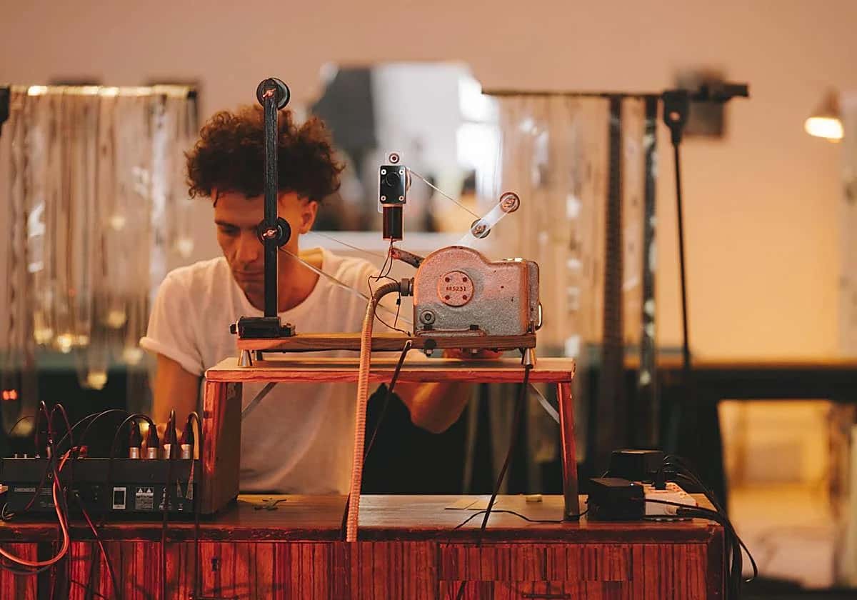 Performance sonora Umbr谩fono - L.E.V. Festival