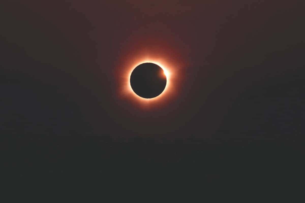 Observación del eclipse solar total con reparto de gafas homologadas