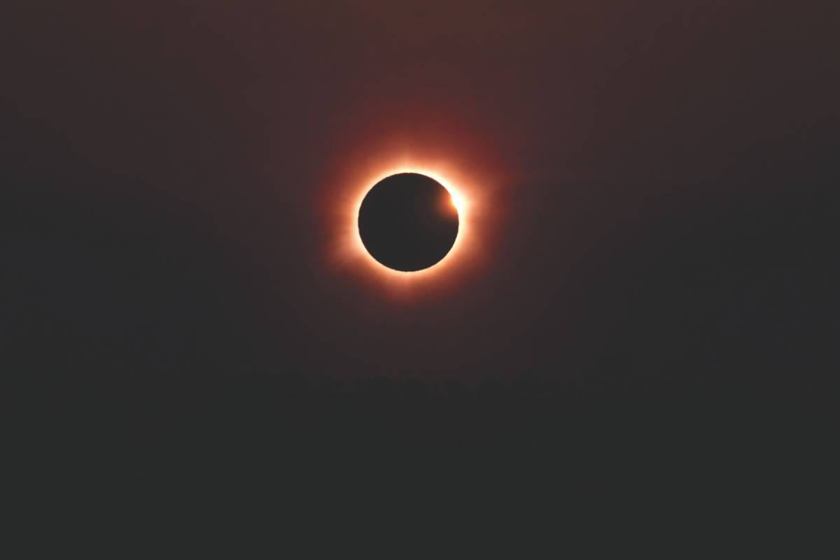 Observación del eclipse solar total con reparto de gafas homologadas