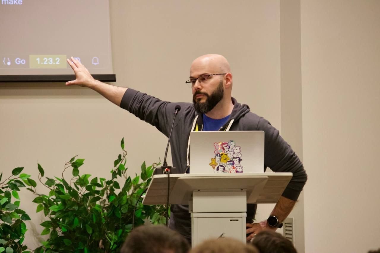 L'Ateneu Parla: 'Quan les màquines aprenen el nostre ofici: Lliçons de la revolució tèxtil per a l'era de la Intel·ligència Artificial generativa', amb Darío Castañé