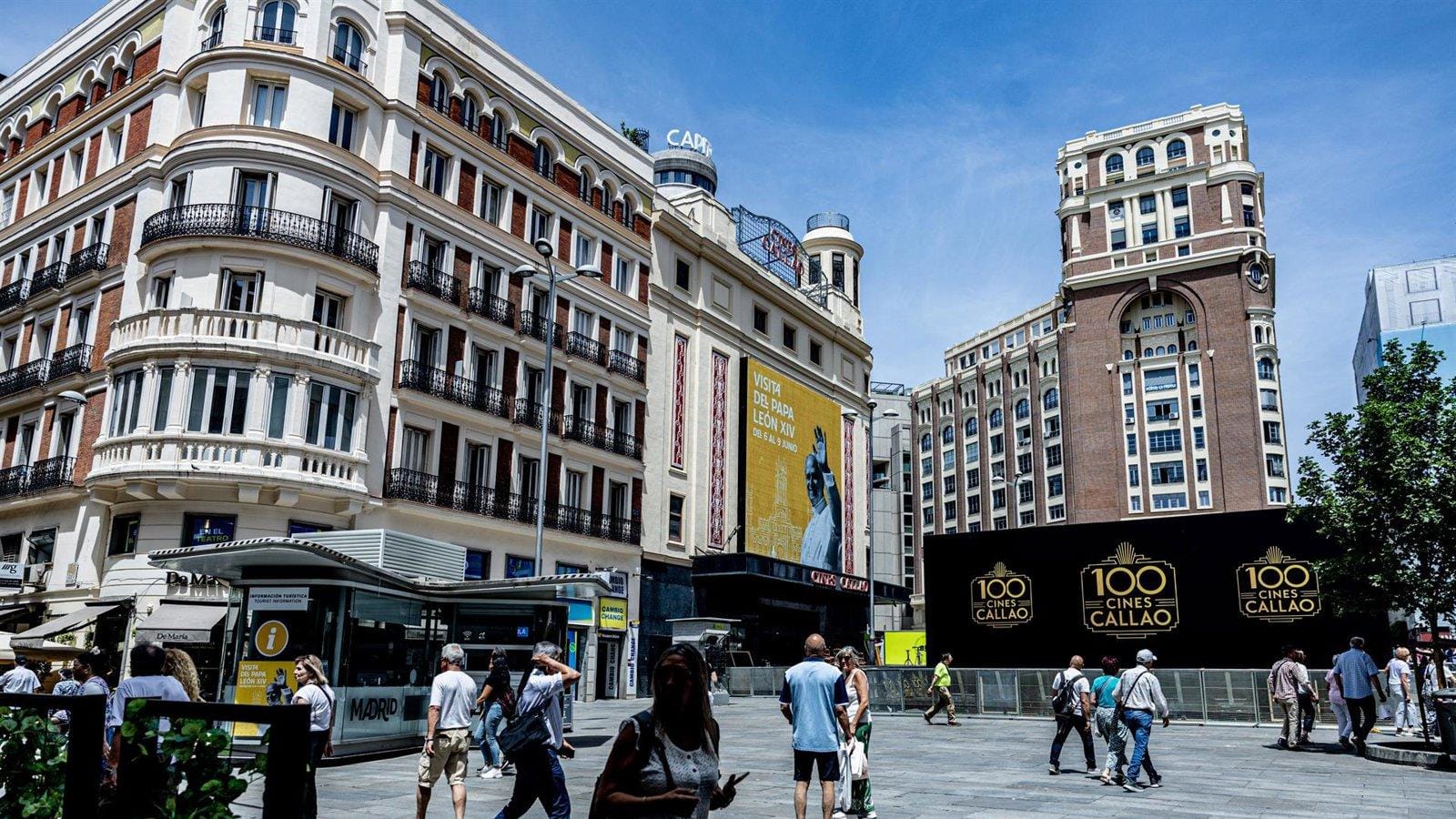 Proyección de Regreso al futuro en la Plaza de Callao