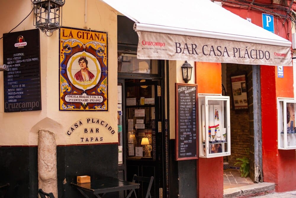 Bar Juan Carlos: el santuario del queso en Triana
