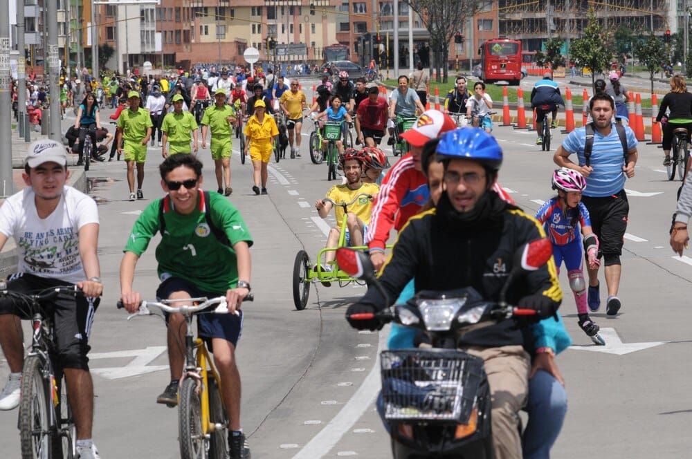 Marcha festiva de bicicletas y patinaje sobre ruedas