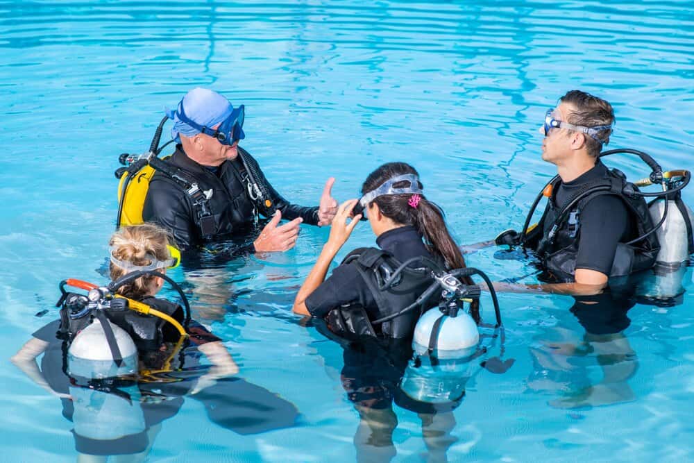 Jornada de bautismo de buceo en la piscina de La Cala