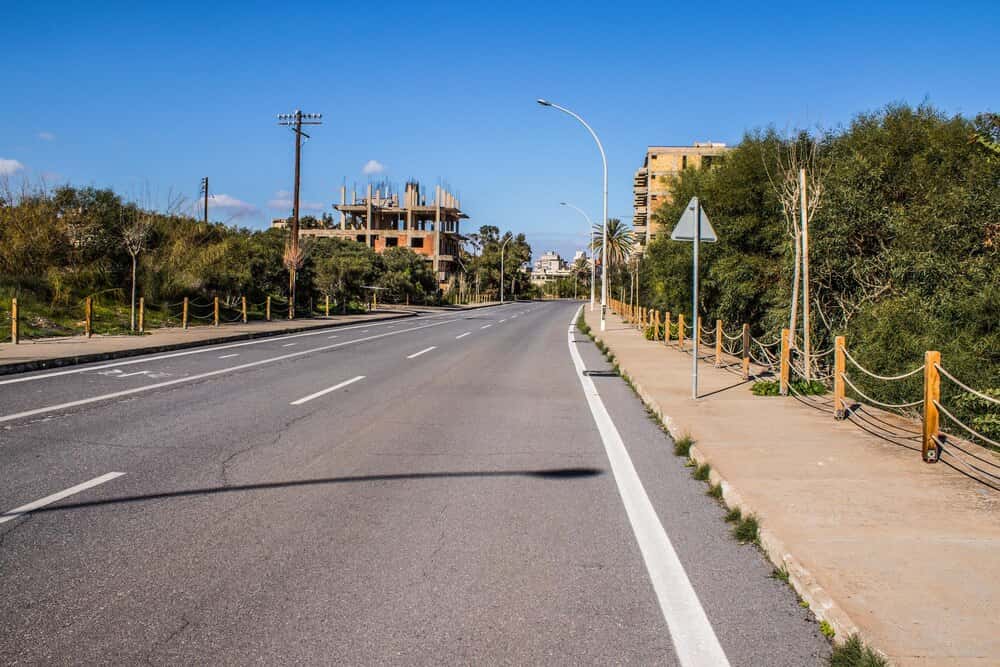 Les Garrigues estrena firme y carril central de giro