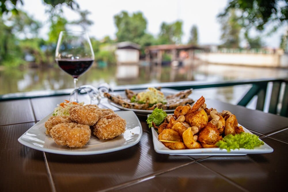 Tapeo y raciones en Café Mario's frente al puerto de Almerimar