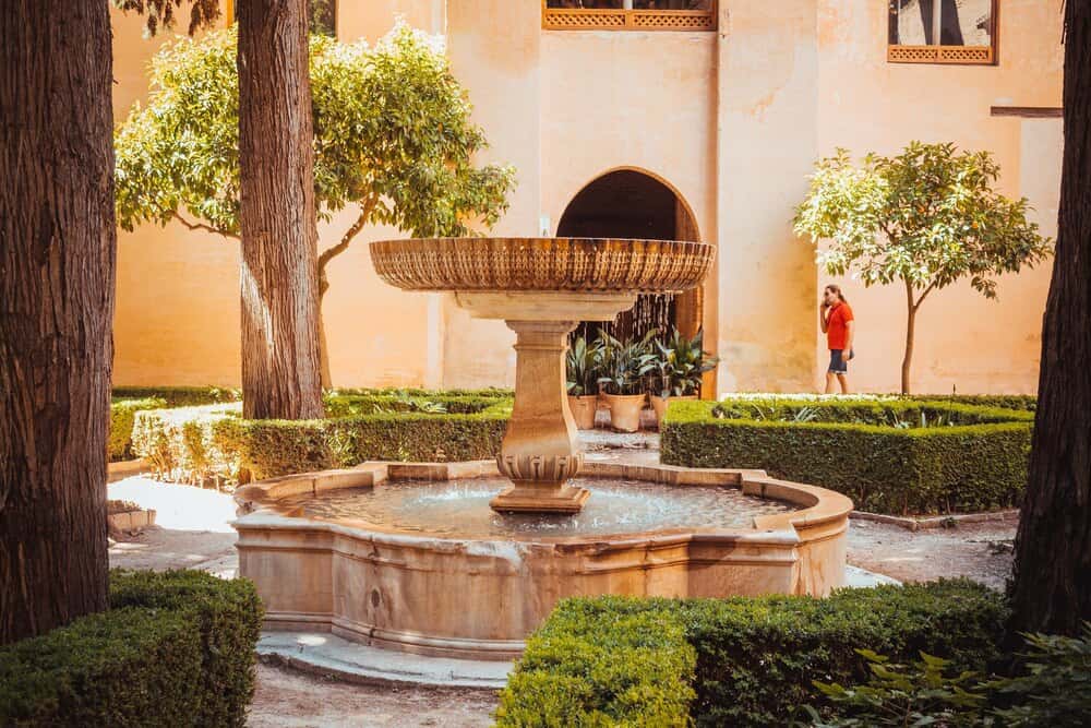 La ruta de los patios: el corazón floral de Granada