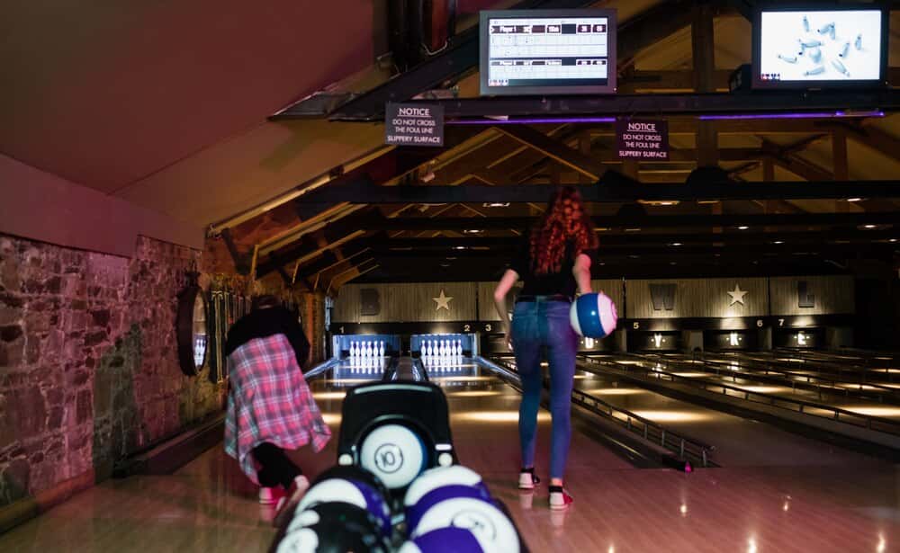 Bolos y realidad virtual: el nuevo ocio en Vialia Vigo