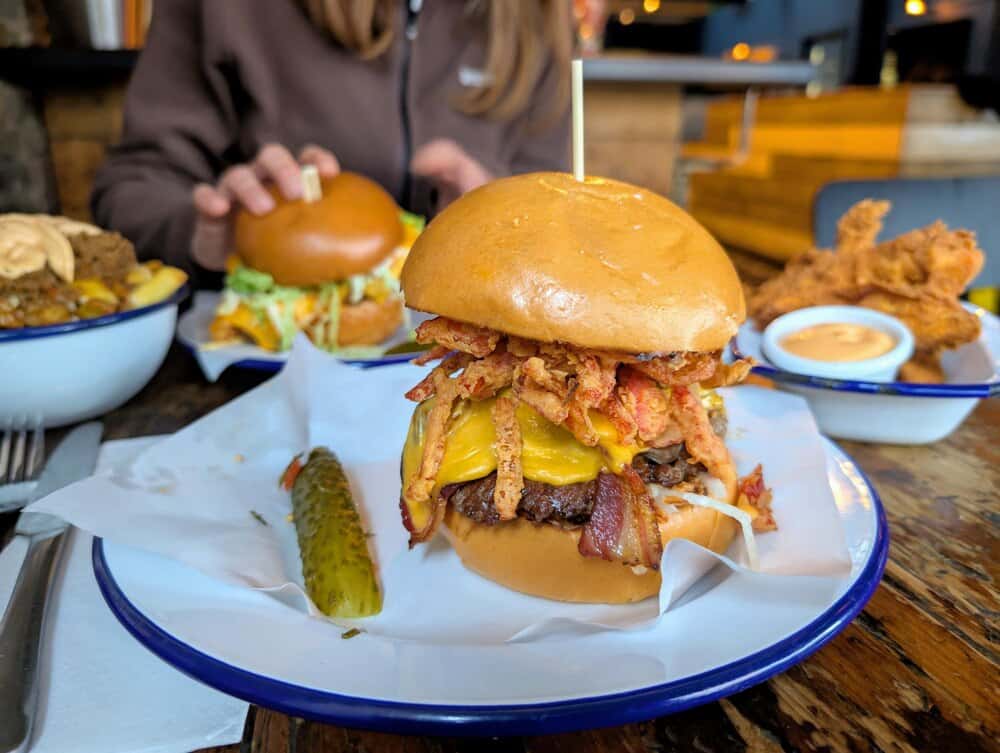 Alusse's: hamburguesas premium y cocina venezolana en Getafe