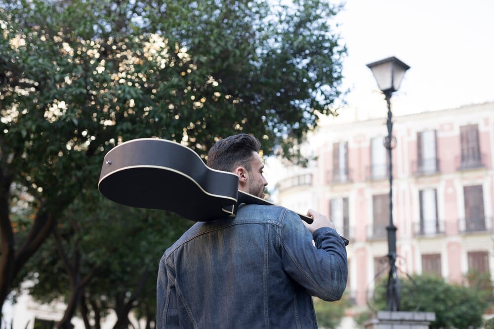 El blues de Quique Gómez llega hoy al patio de la Diputación