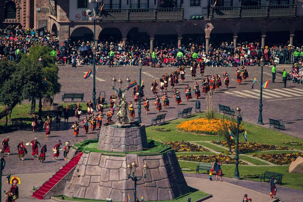 La jota de San Lorenzo llena de baile la plaza López Allué