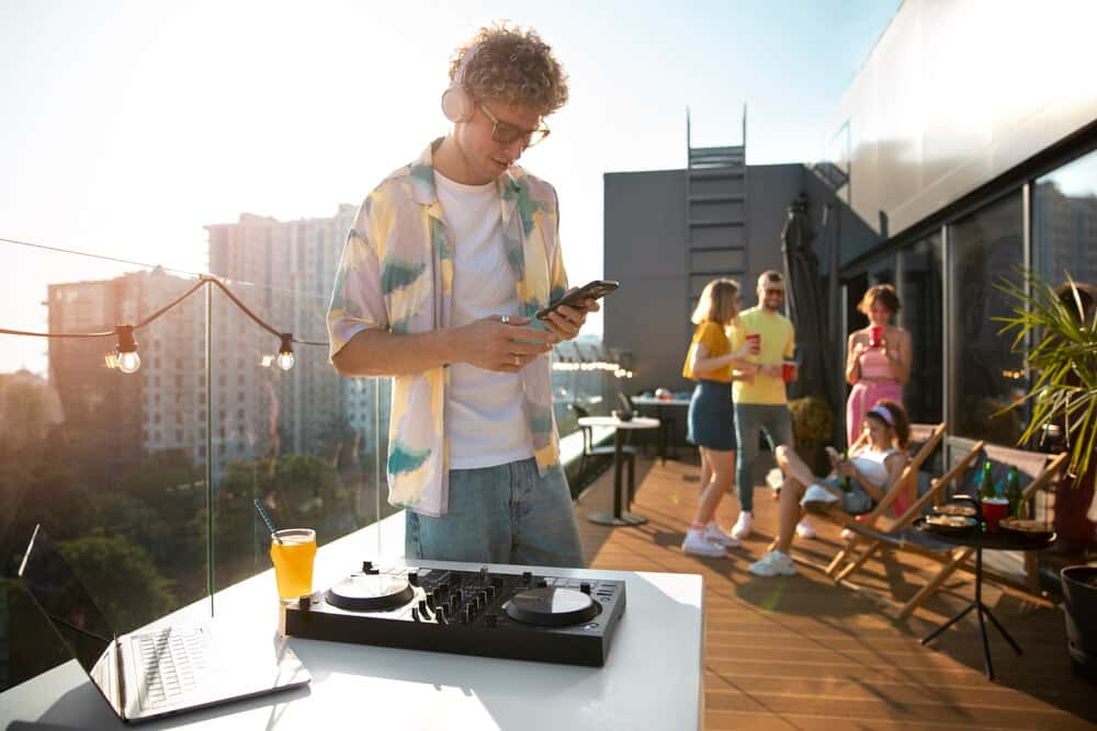 Sesión de un DJ especial en la terraza de Vazva