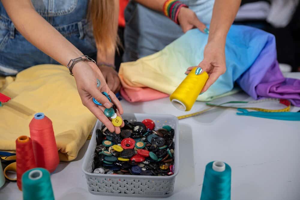 Taller de costura de cojines solidarios