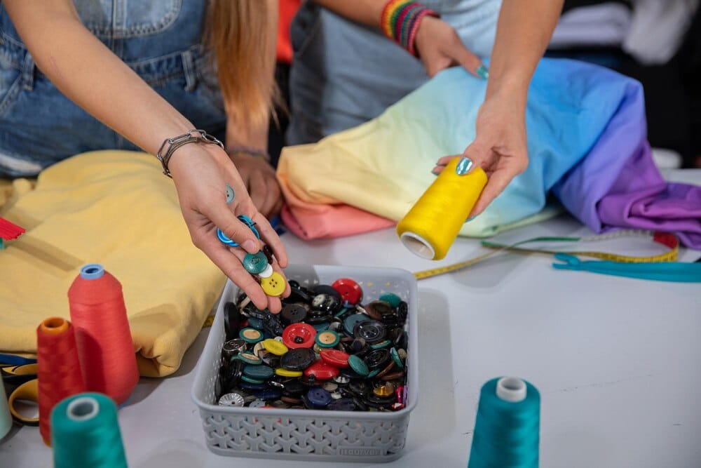 Taller de costura de cojines solidarios