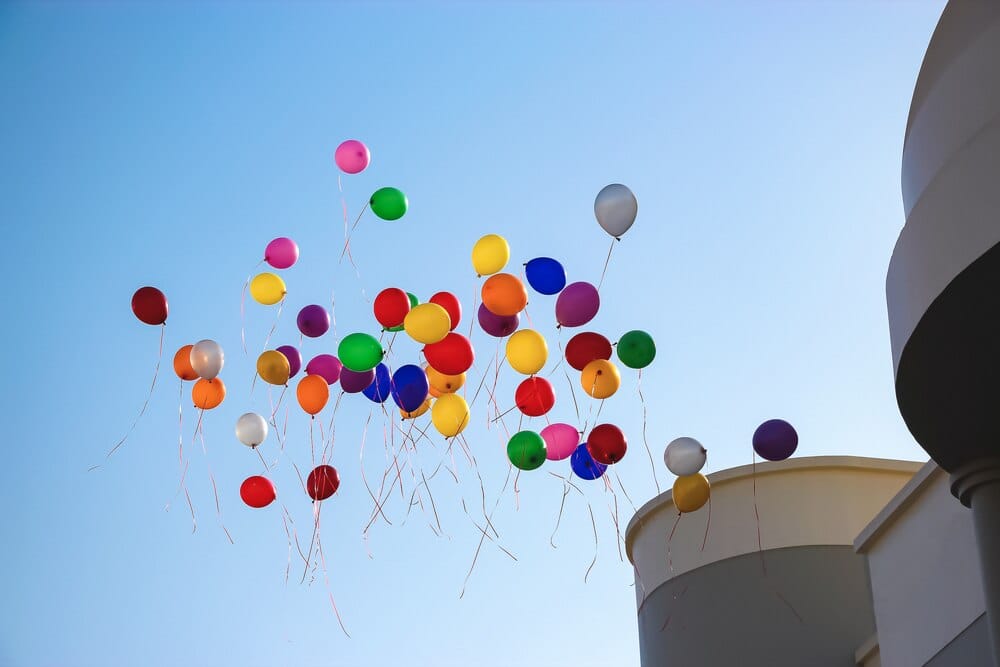 La Globotà llena de globos la plaza de Beniarrés
