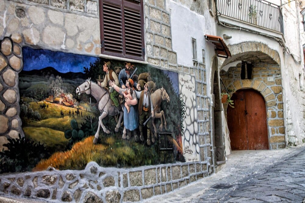 El mural del Antic Poble: una ruta por el pasado