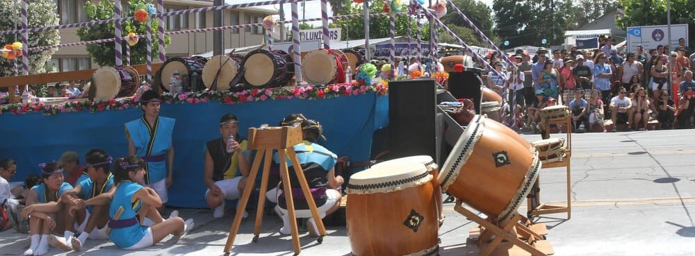 Pasacalles con la batucada En Clave de Samba