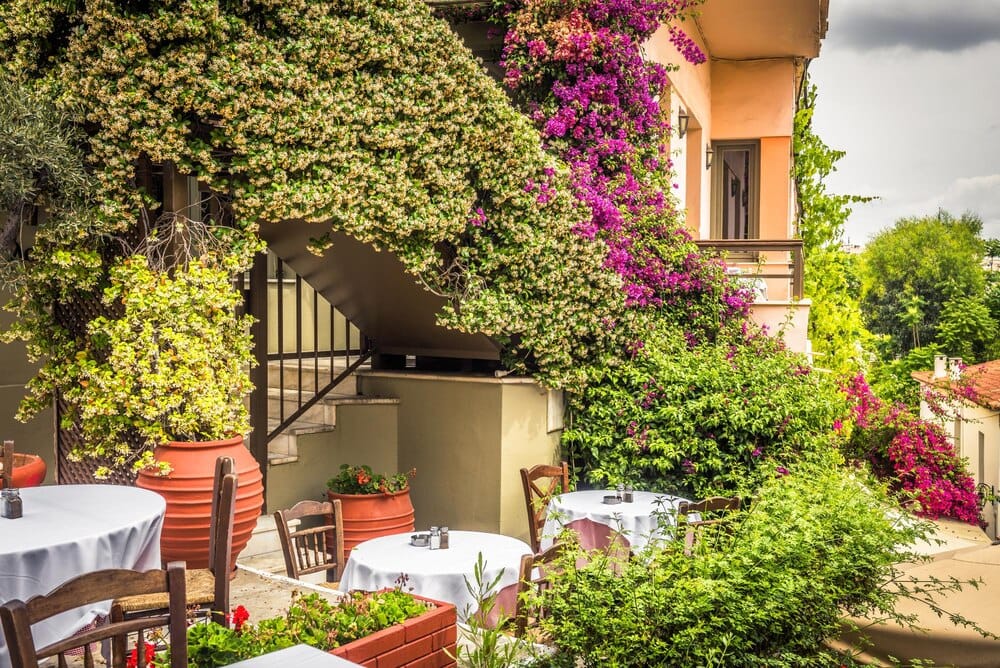 Terrazas y jardines secretos para comer en Santiago
