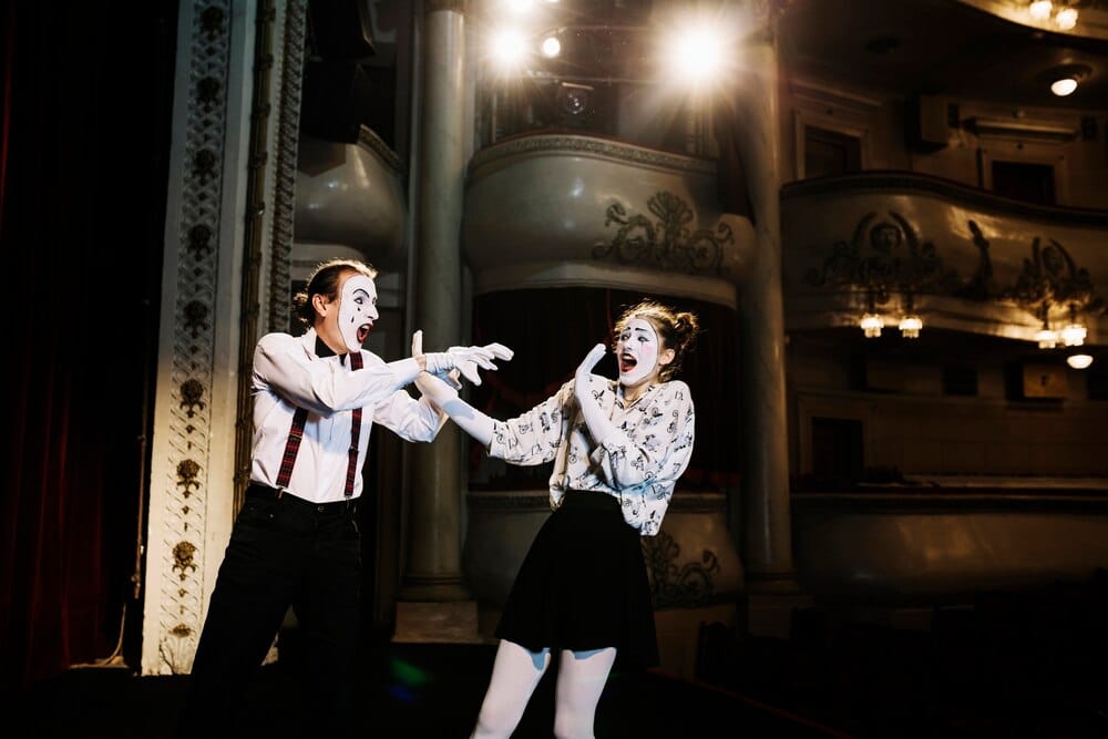 Teatro de Improvisación: La Sorpresa Sube al Escenario en Ferrol