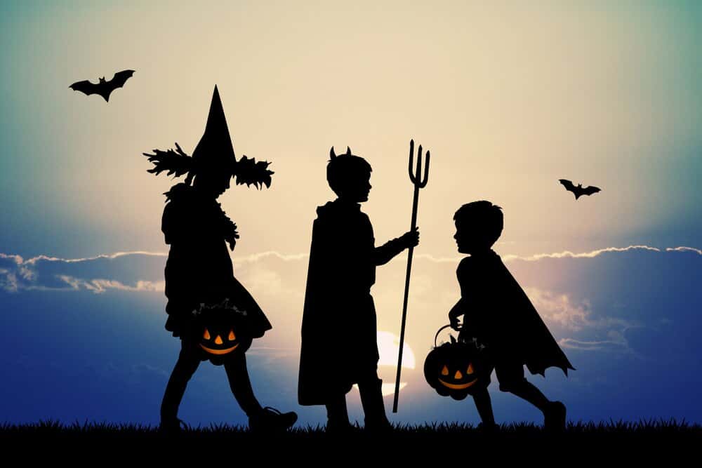 Noite dos Calacús - Visita infantil al cementerio de San Amaro