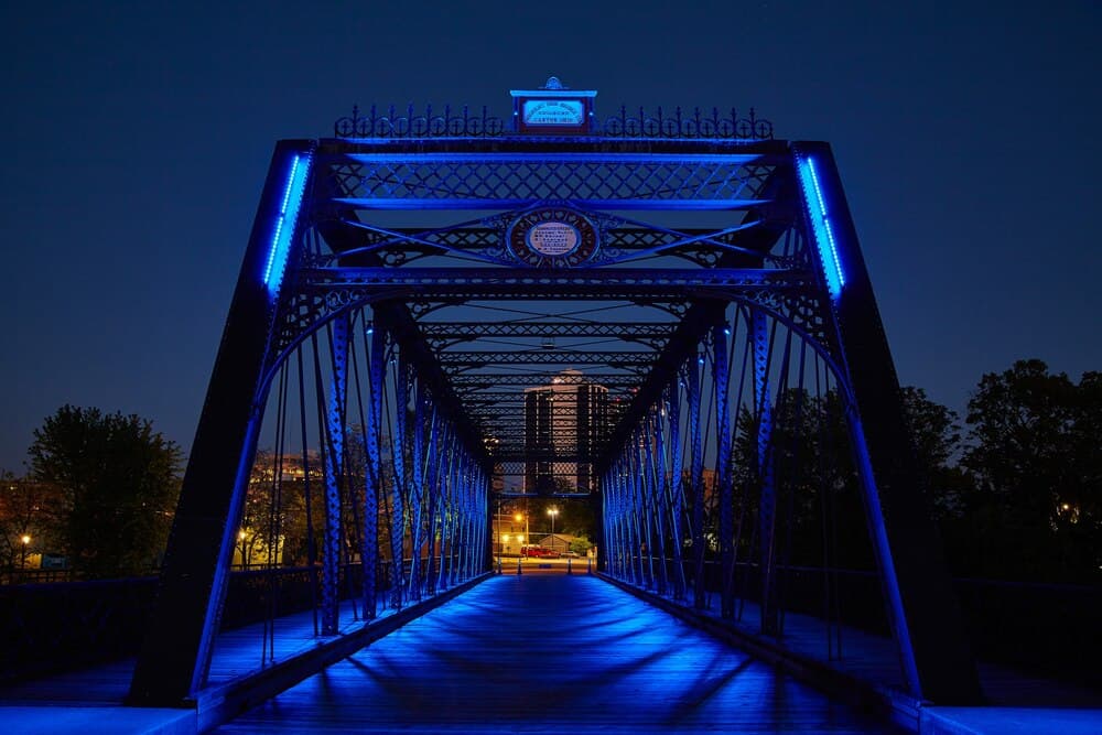 Iluminación de azul por el Día Mundial de la Diabetes
