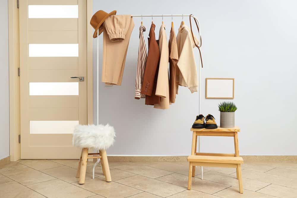 Mercadillo solidario de ropa de segunda mano en The Vibe Studio