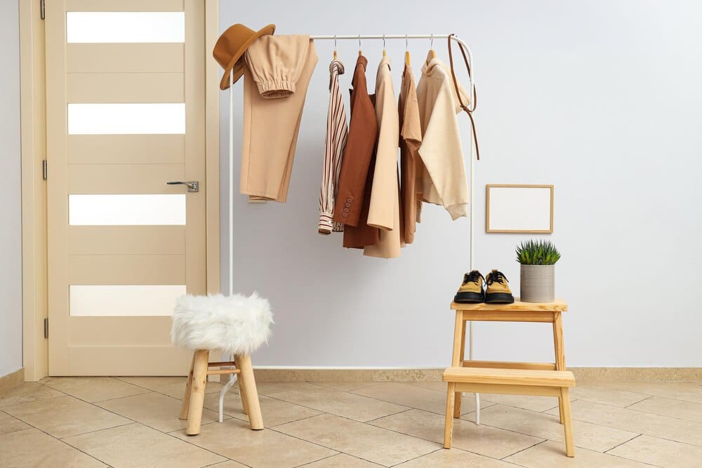 Mercadillo solidario de ropa de segunda mano en The Vibe Studio