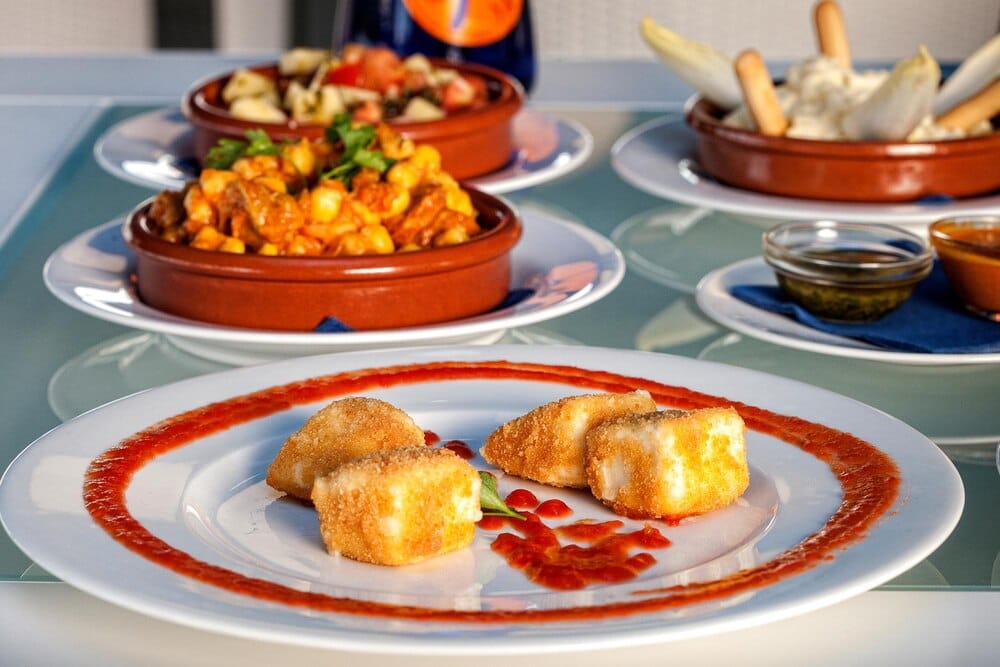 Bodegón Andalucía: tapas y cachopo en San Fernando