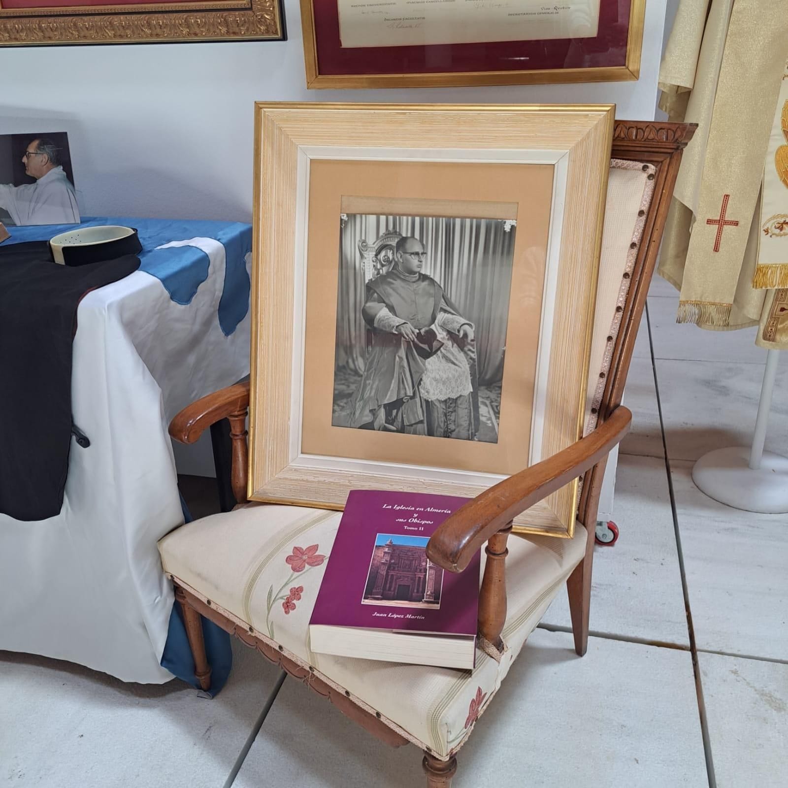 Exposici贸n y presentaci贸n de la I Antolog铆a Roquetera dedicada a 'La Villa de Roquetas de Mar'