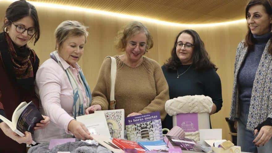 Sofá violeta de lectura feminista