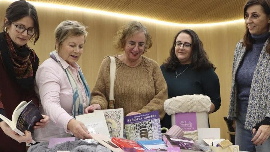 Sofá violeta de lectura feminista