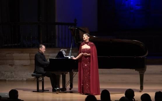SOFÍA GUTIERREZ-TOBAR, soprano. DUNCAN GIFFORD, piano.